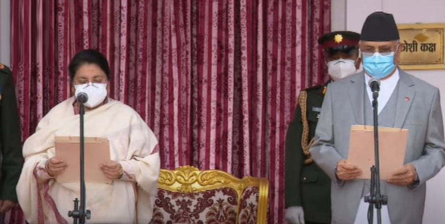 केपी शर्मा ओलिले लिए  प्रधानमन्त्री  पद तथा गोपनीयताको शपथ, उपप्रधानमन्त्रीमा पुनः ईश्वर पोखरेल नियुक्त