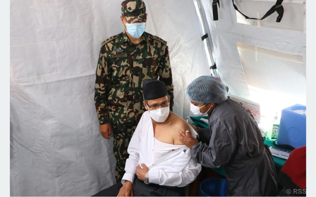 सभामुख अग्निप्रसाद सापकोटाले कोभिडसिल्ड खोपको दोस्रो डोज    लगाए