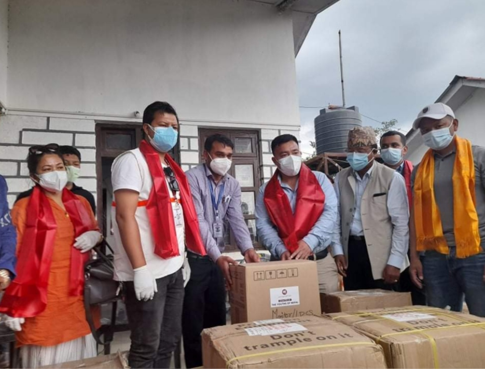 कांग्रेस सिन्धुपाल्चोकका युवानेता  तामाङद्वारा  नवलपुरमा स्वास्थ्य सामाग्री वितरण