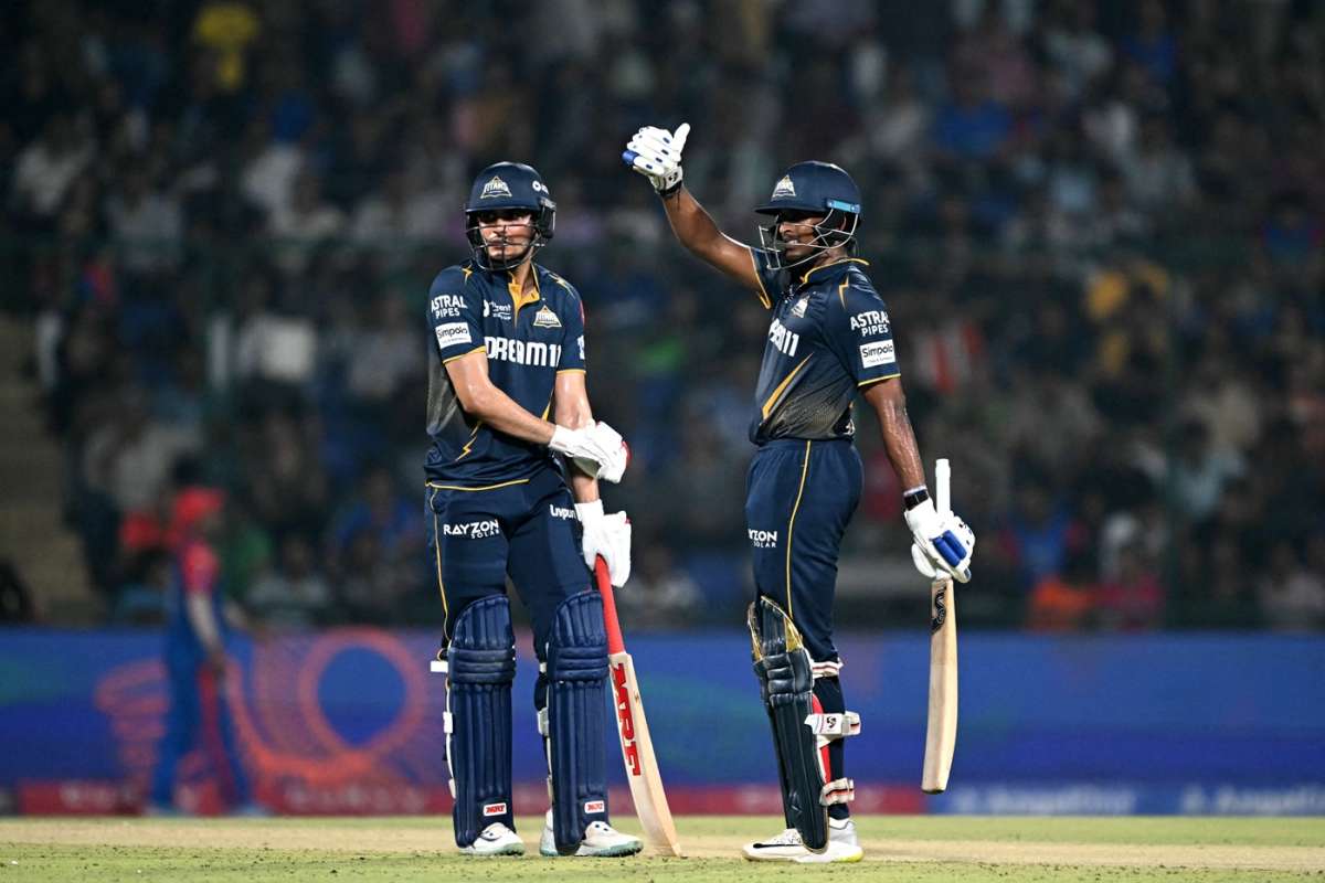 गुजरातले दिल्लीलाई १० विकेटले हरायो, प्लेअफमा सुरक्षित