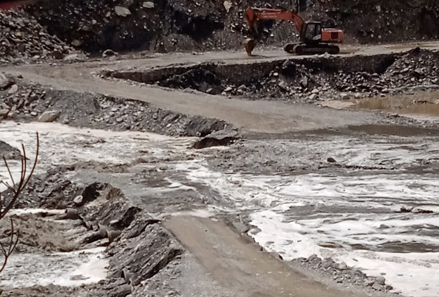 बागमती खोलाको डाइभर्सन बगाउँदा हेटौंडा काठमाडौं जोड्ने कान्ति लोकपथ अवरूद्ध