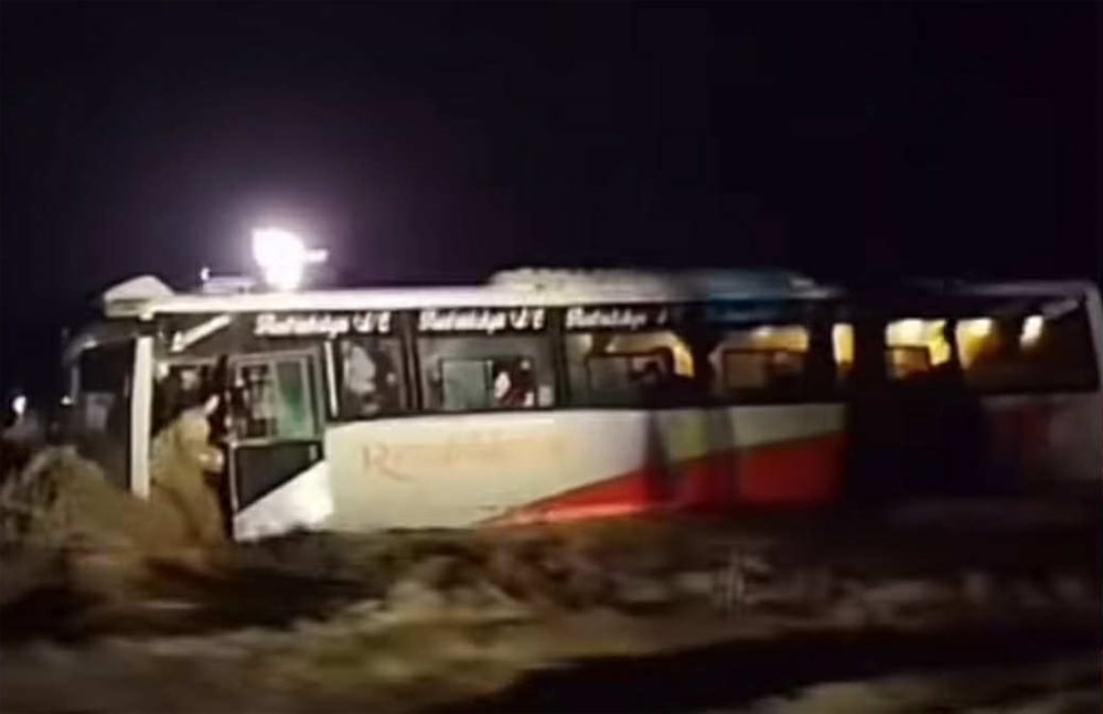 नारायणघाट–बुटवल खण्डमा बाढीले एउटा बस बगायो, यात्रु सकुशल