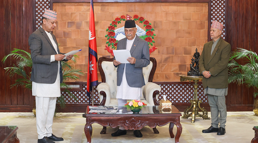 कुलपति ओलीसमक्ष त्रिविका उपकुलपति अर्यालको शपथ