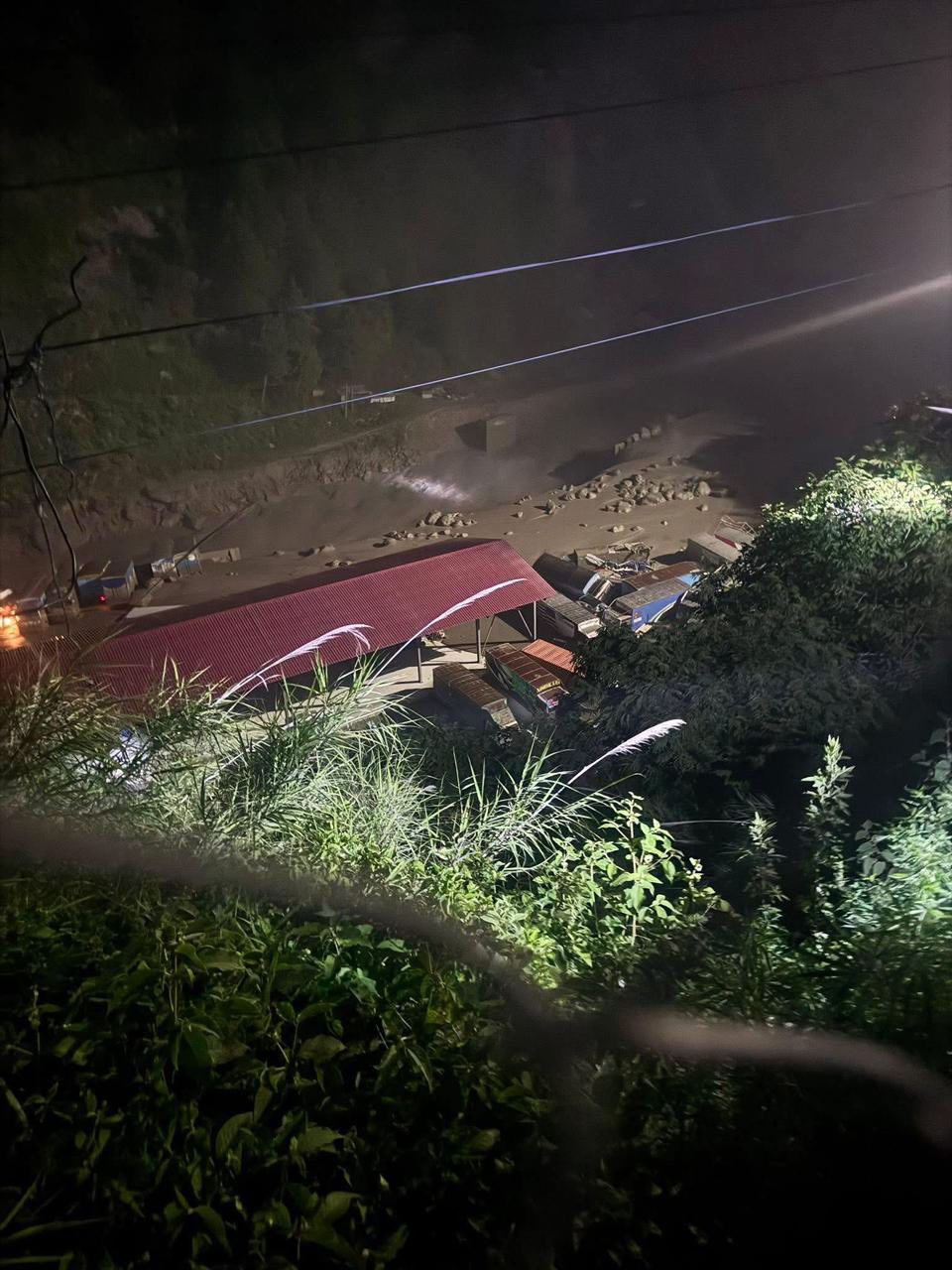 रसुवामा बाढीले नेपाल-चीन जोड्ने मितेरी पुलमा क्षति, गाडीहरू पनि बगायो