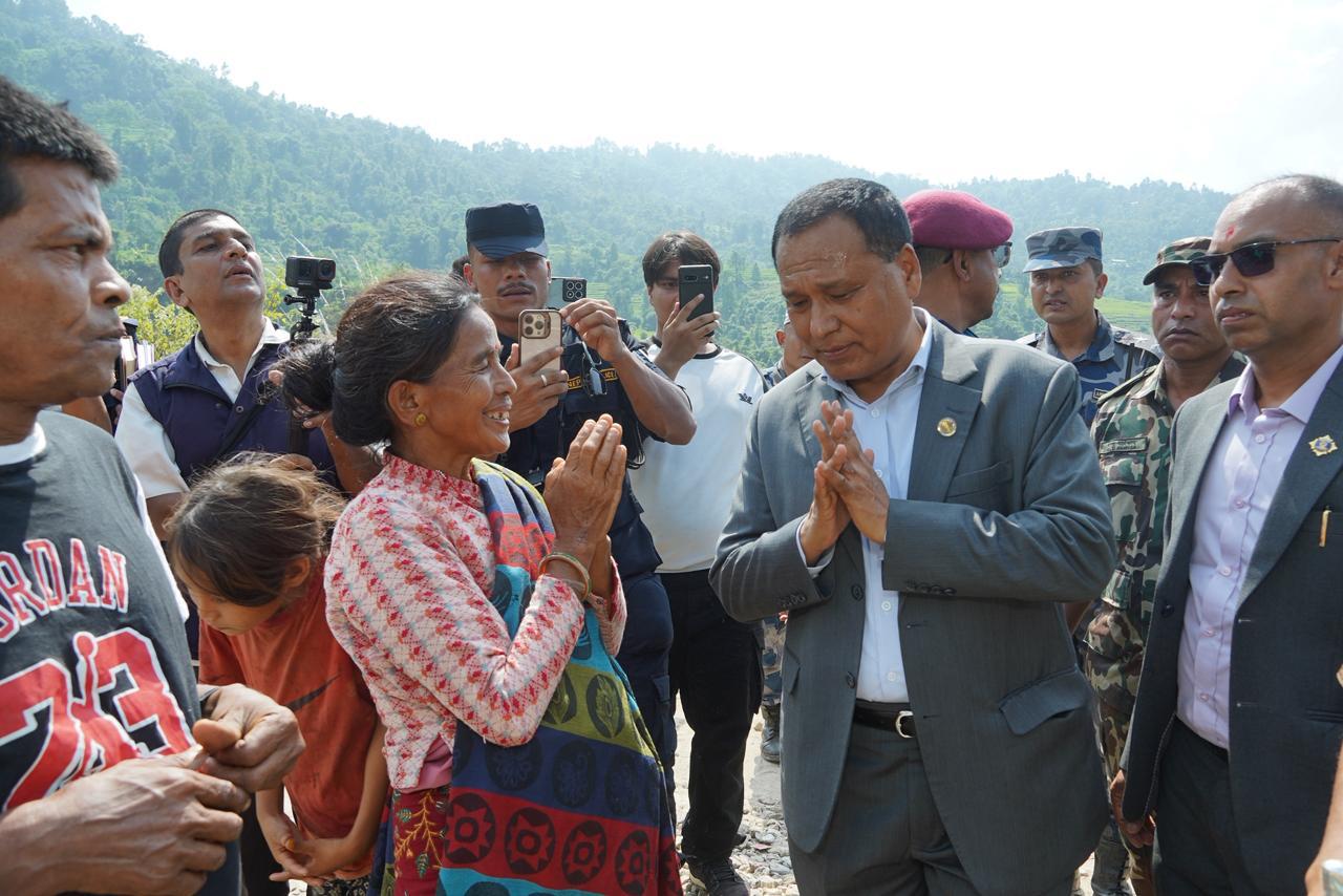 मन्त्री घिसिङलगायतको टोली इलाममा, चाँडो सडक सुचारु गर्न निर्देशन