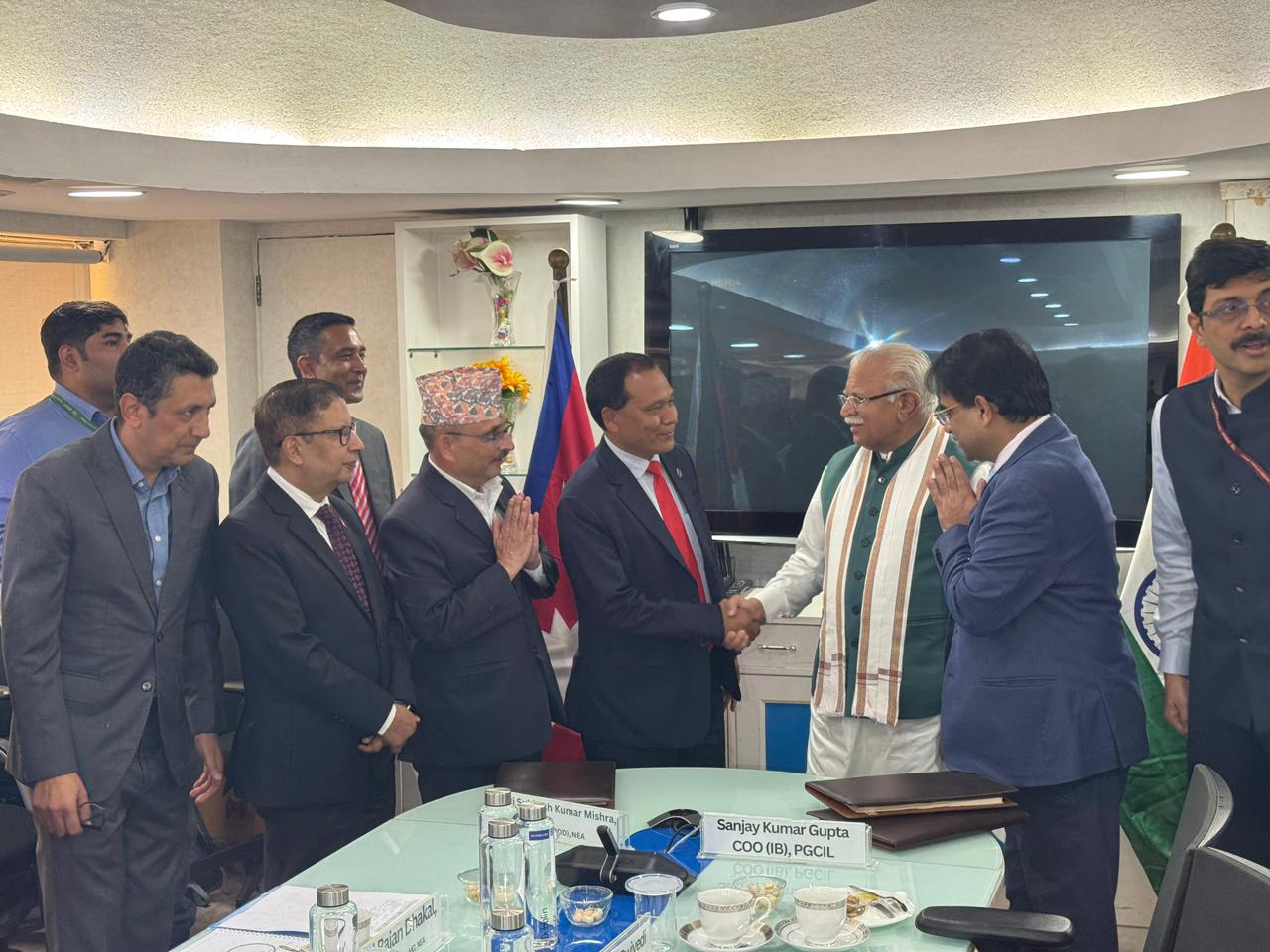 उर्जामन्त्री कुलमान घिसिङ र भारतका विद्युतमन्त्री मनोहरलाल खट्टरबीच भेटवार्ता