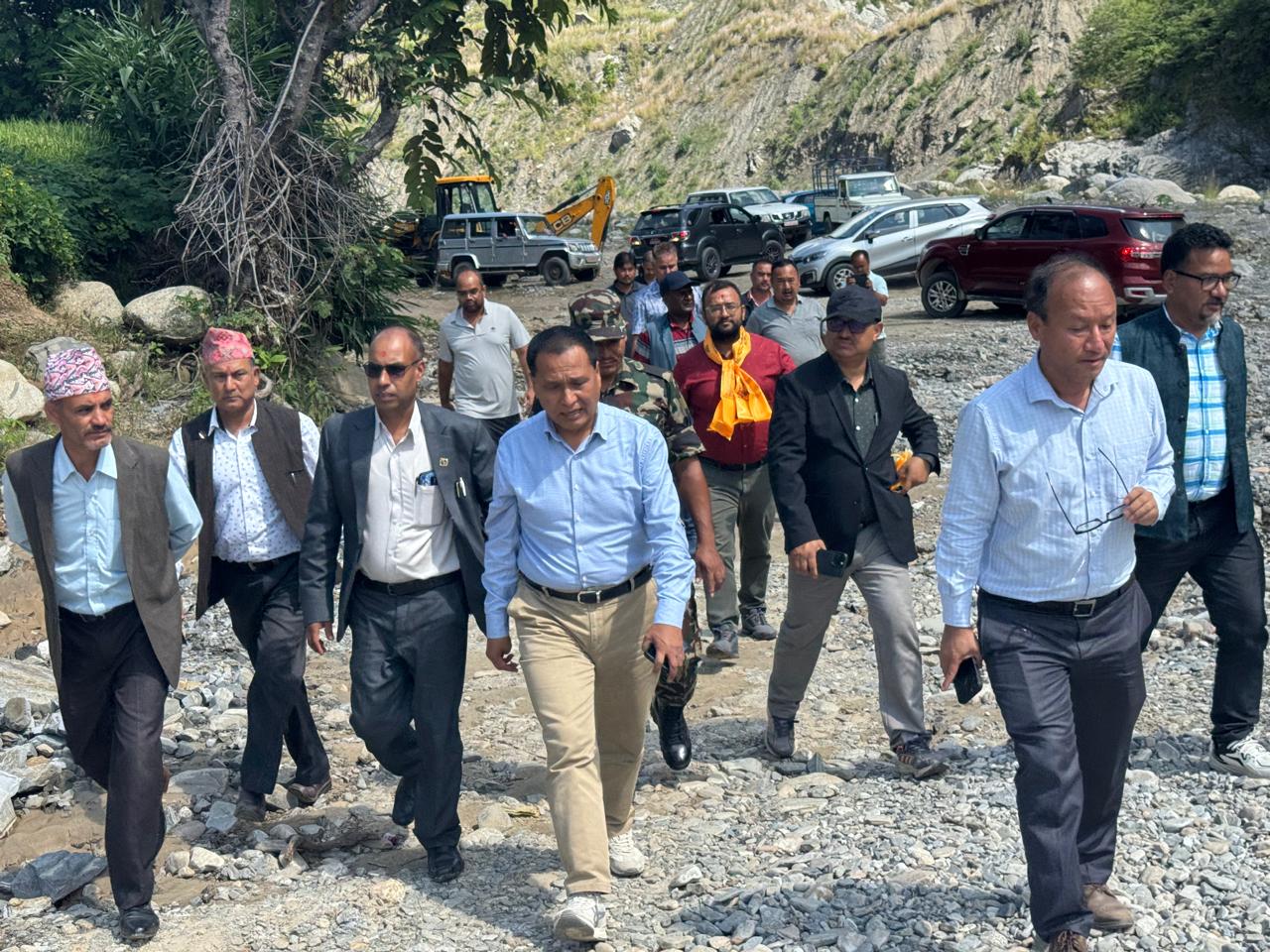 नवमीको दिन गरे मन्त्री घिसिङले वीपी राजमार्गको निरिक्षण